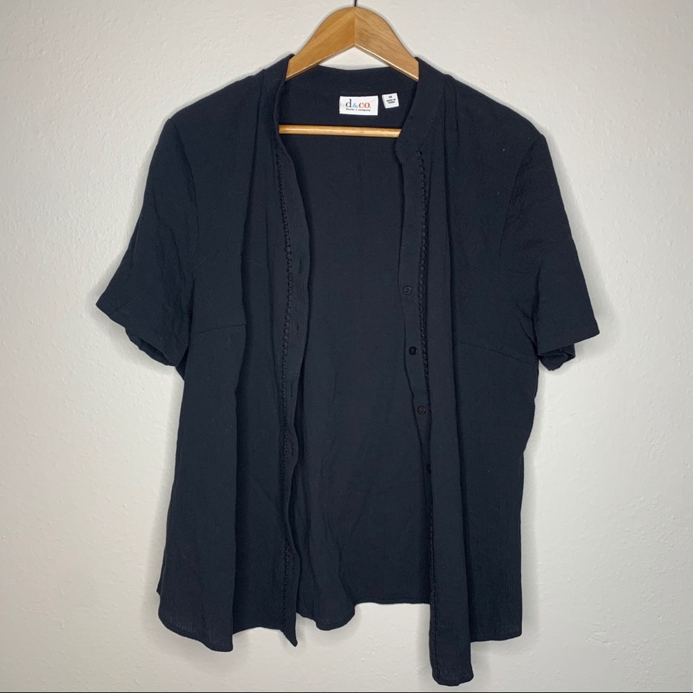 Black crinkle fabric shortsleeve button up collarless top